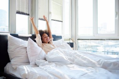 Windows yakınındaki yatakta kadın