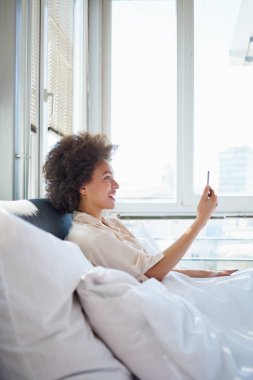 Görüntülü arama yatakta kullanan kadın