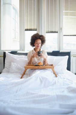 kadın yatakta kahvaltı