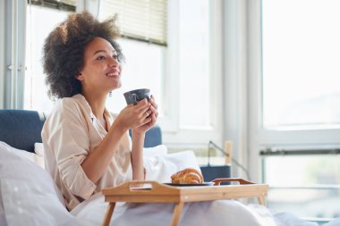 kadın yatakta kahvaltı