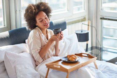 kadın yatakta kahvaltı