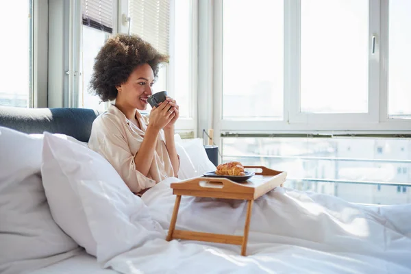 sabah yatakta kahve içme kadın