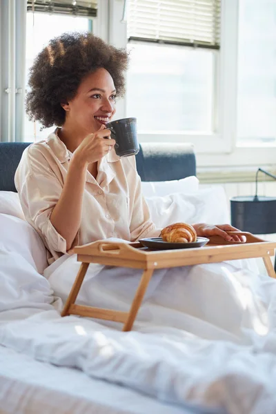 Γυναίκα που πίνει καφέ στο κρεβάτι το πρωί — Φωτογραφία Αρχείου
