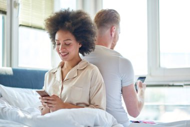 cep telefonunu kullanarak çift 