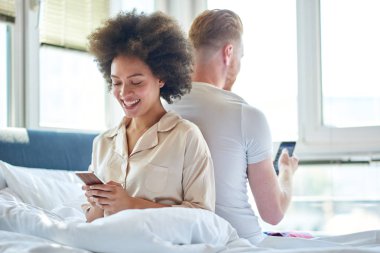 cep telefonunu kullanarak çift 
