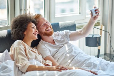 Genç bir çift selfie çekiyor.