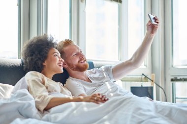 Genç bir çift selfie çekiyor.