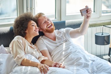 Genç bir çift selfie çekiyor.