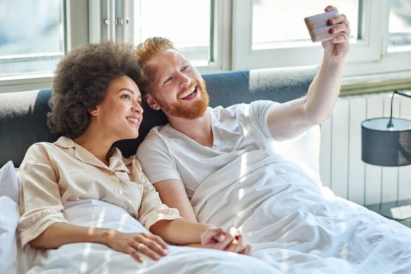 Genç bir çift selfie çekiyor.