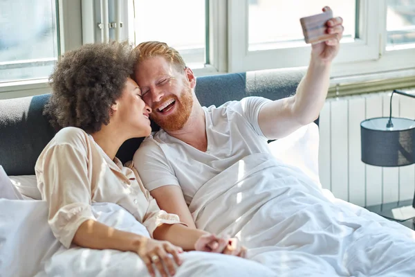 Jeune couple faisant selfie — Photo