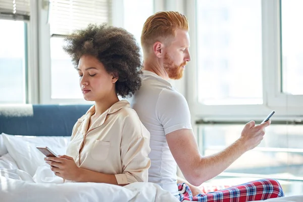 Paar nutzt Mobiltelefone — Stockfoto