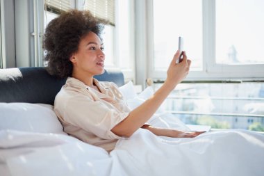 telefon kullanan kadın karışık genç yarıştı