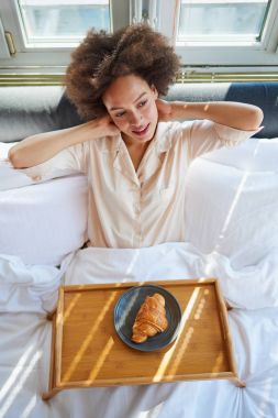Genç bayan kahvaltı yapıyor. 
