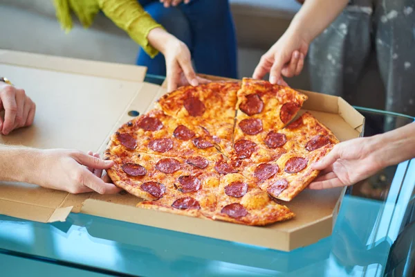 Ludzie jedzenie pizzy — Zdjęcie stockowe
