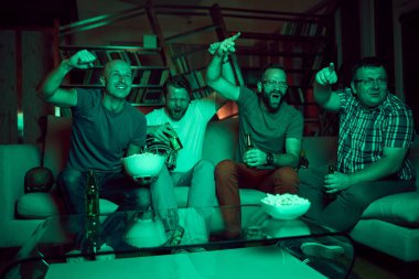 erkekler futbol izlerken