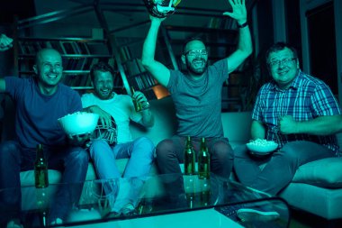 erkekler futbol izlerken