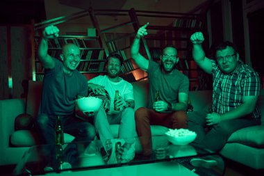 erkekler futbol izlerken