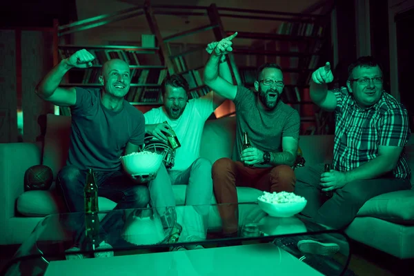 erkekler futbol izlerken