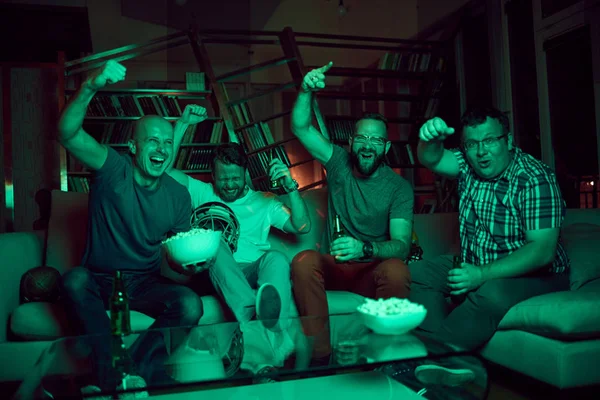 erkekler futbol izlerken