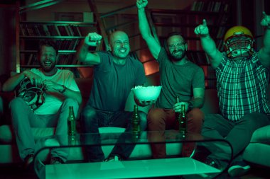 erkekler futbol izlerken