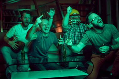 erkekler futbol izlerken