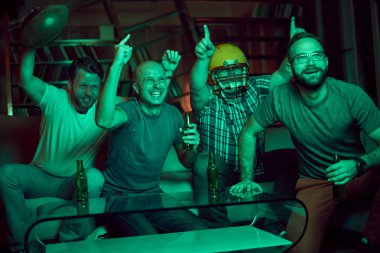 erkekler futbol izlerken