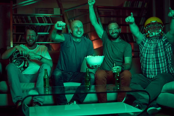 erkekler futbol izlerken