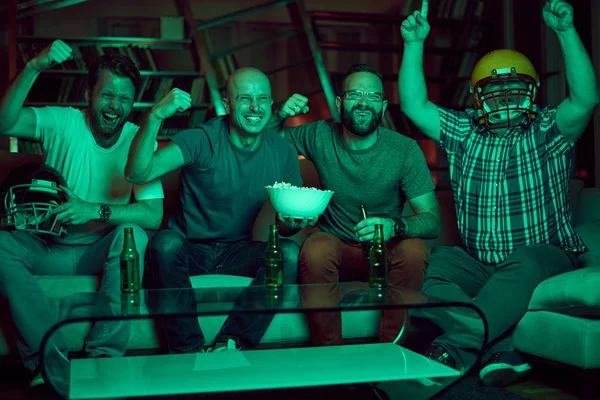 erkekler futbol izlerken