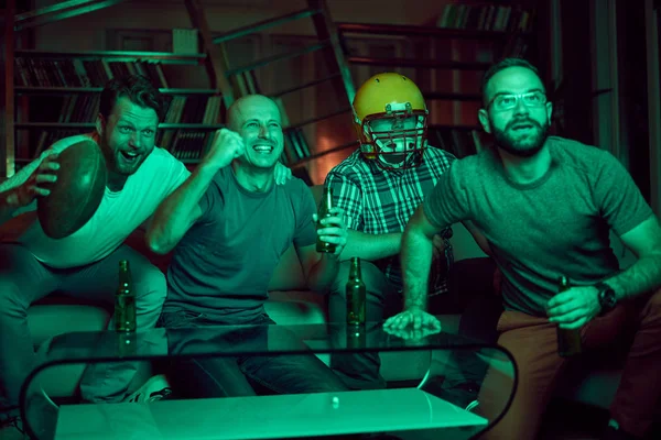 erkekler futbol izlerken