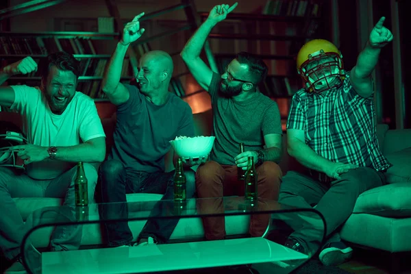 erkekler futbol izlerken