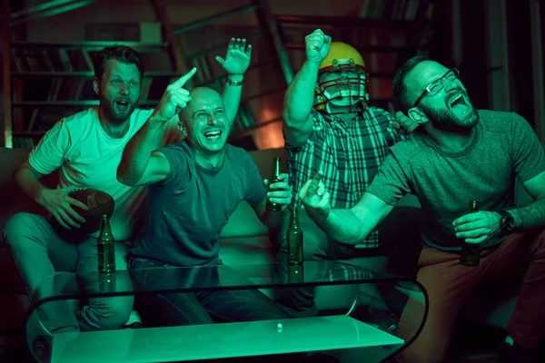 erkekler futbol izlerken