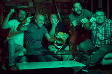 erkekler futbol izlerken