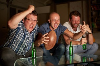 erkekler futbol izlerken