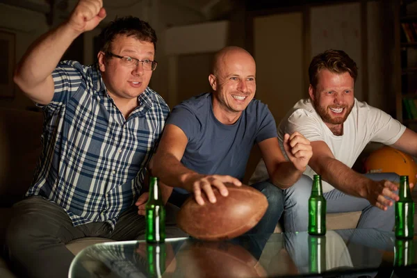 erkekler futbol izlerken