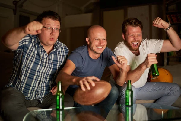 Erkekler futbol izlerken — Stok fotoğraf