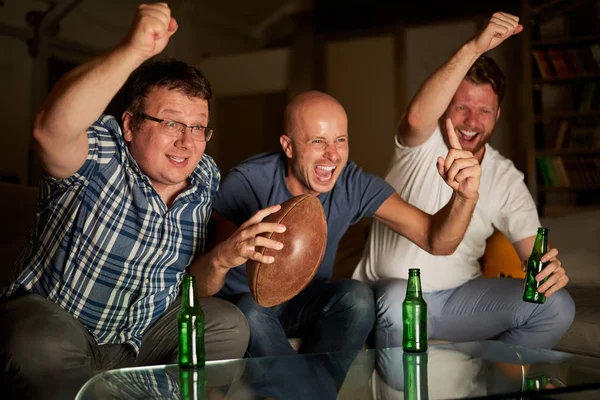 Muži sledování fotbalu — Stock fotografie