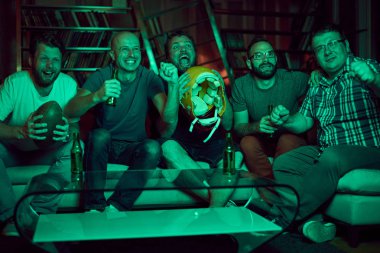 erkekler futbol izlerken