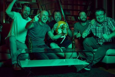 erkekler futbol izlerken