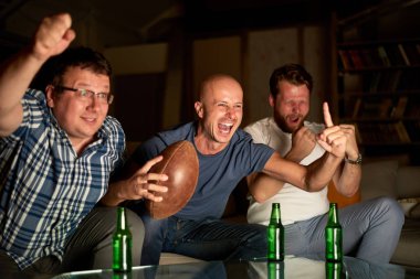 erkekler futbol izlerken