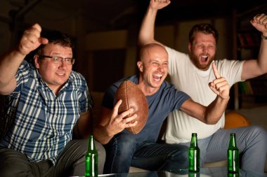 erkekler futbol izlerken