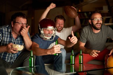 erkekler futbol izlerken