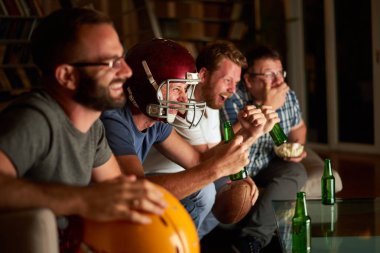 Amerikan futbol izlerken erkek