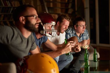 Amerikan futbol izlerken erkek