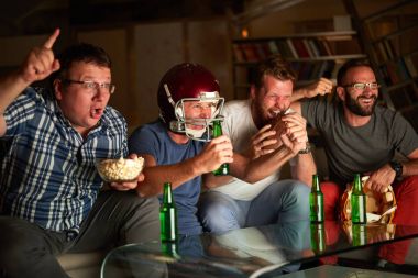 Amerikan futbol izlerken erkek