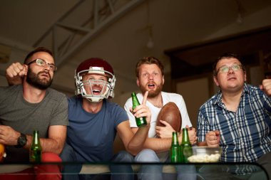 Amerikan futbol izlerken erkek