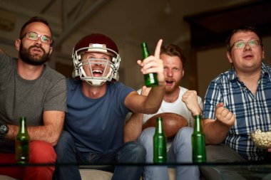 Amerikan futbol izlerken erkek