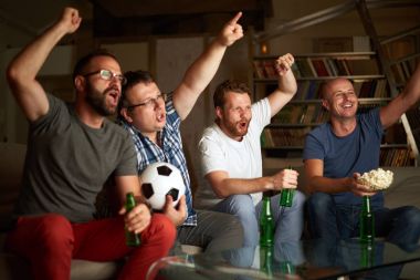 erkekler futbol izlerken