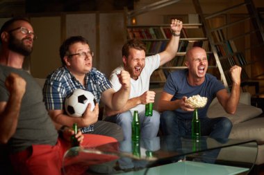 erkekler futbol izlerken