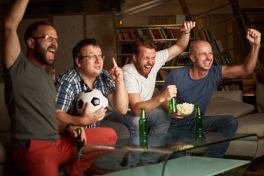 erkekler futbol izlerken