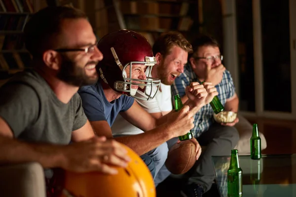 Homens assistindo americano footbal — Fotografia de Stock